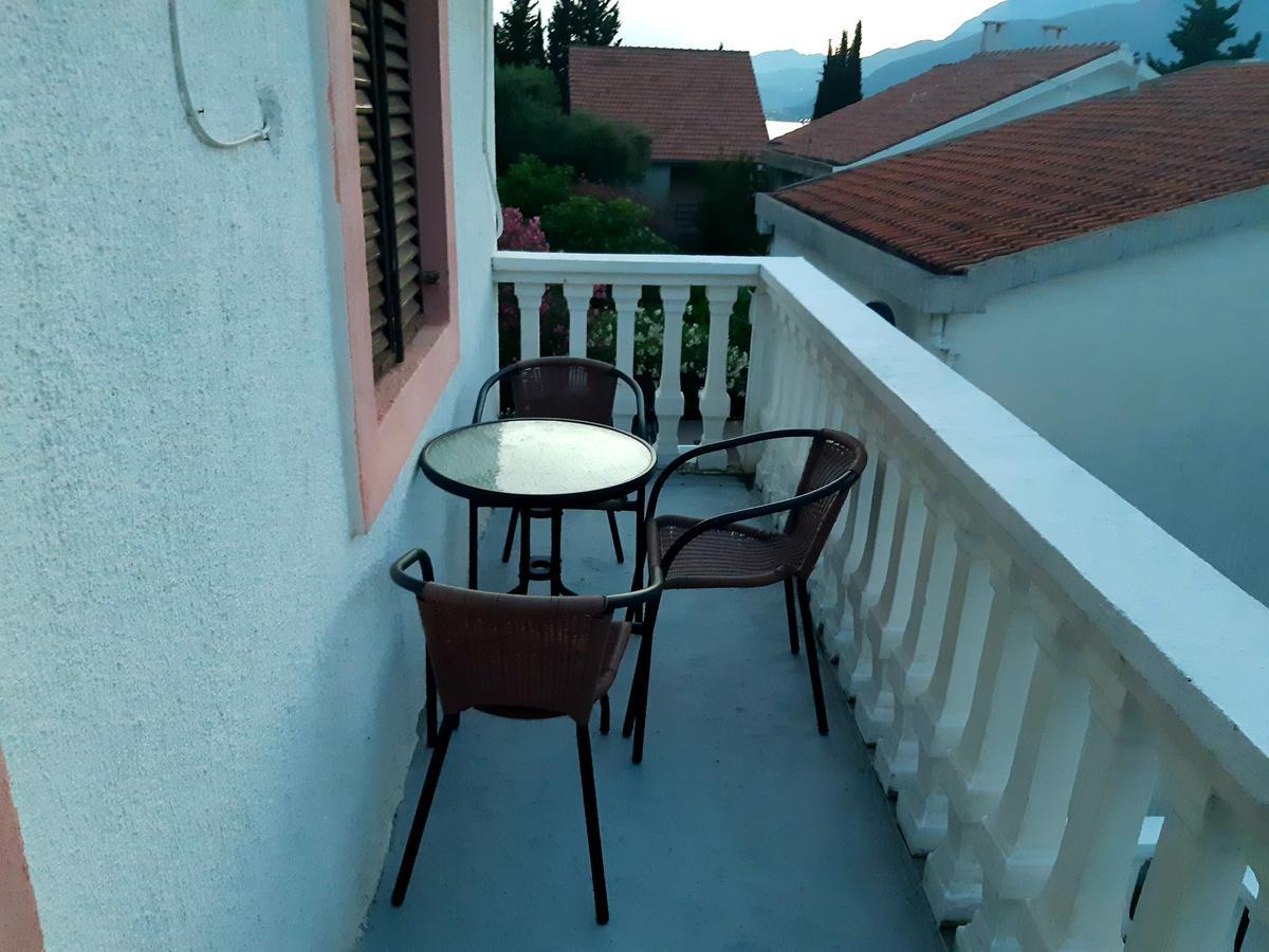 Apartments Ceca Тиват Екстер'єр фото